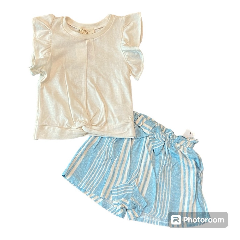 Jessica Simpson blue and cream shorts outfit